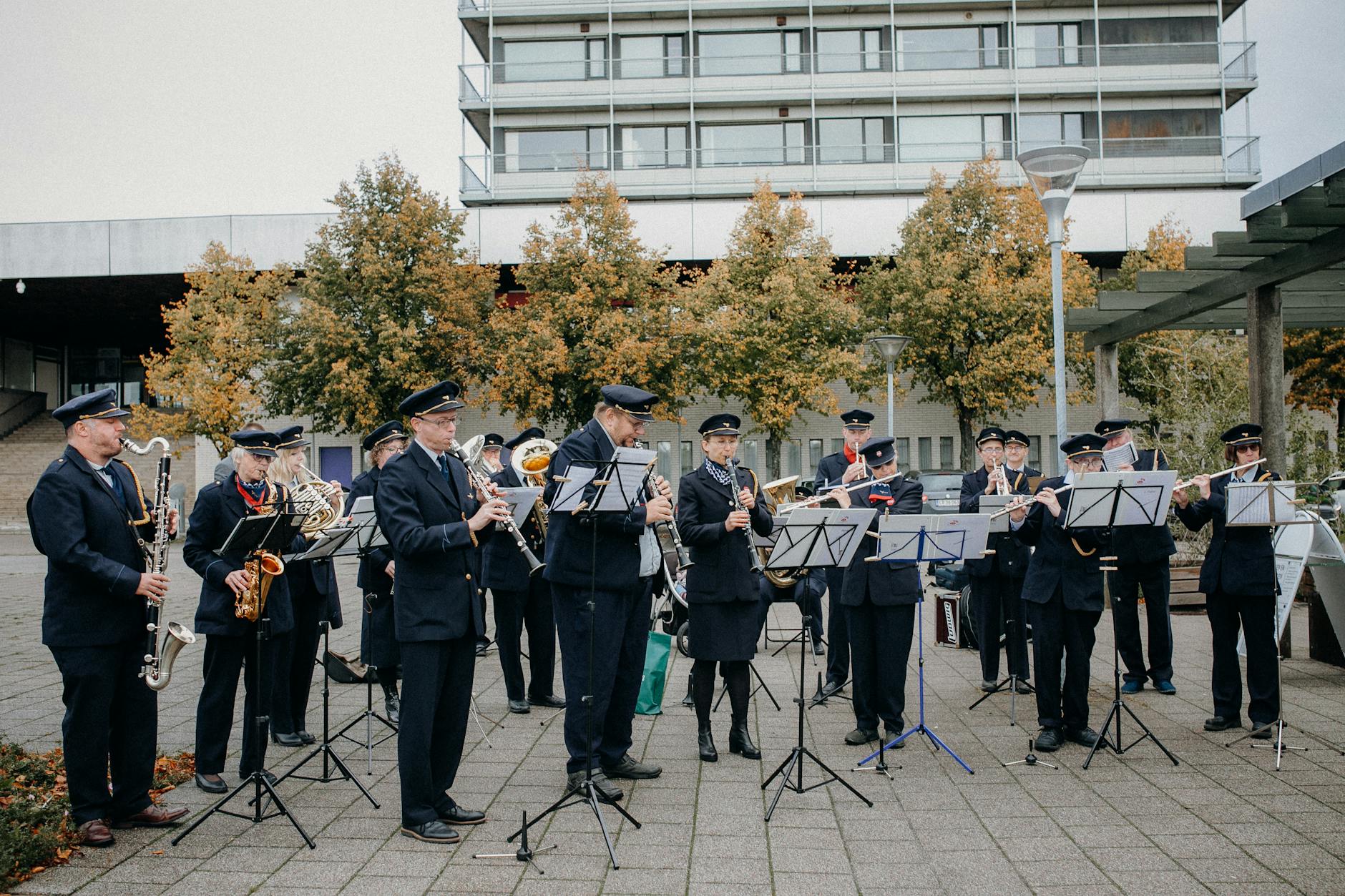 Blasorchester bei einem Outdoor-Auftritt